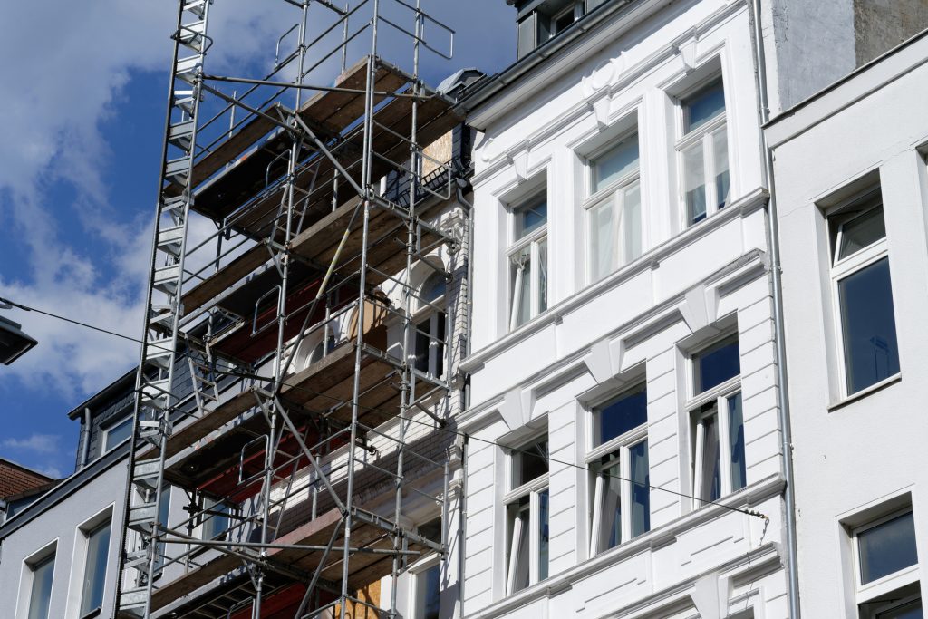 Gerüst an der Fassade eines sanierten Altbaus in München – laufende Altbausanierung mit Fokus auf Fassadenarbeiten und Werterhalt der historischen Bausubstanz.